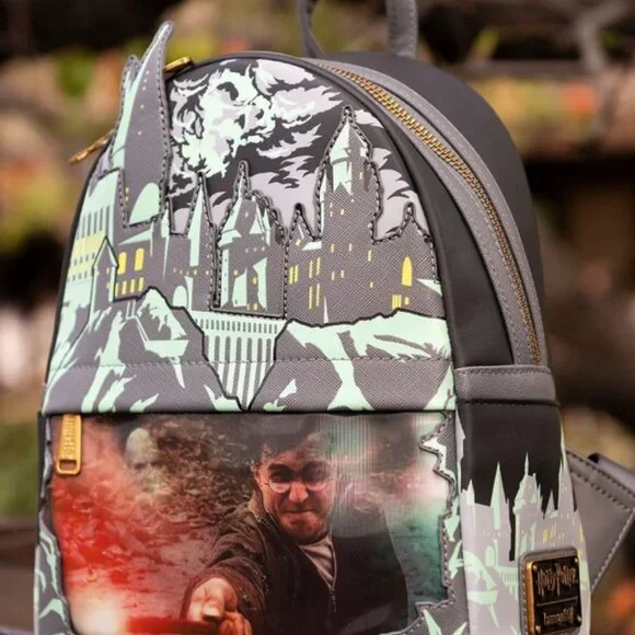 EXCLLUSIVE Loungefly Harry Potter Glow in the Dark Battle of Hogwarts Lenticular - Picture 2 of 12